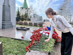 Возложение цветов у Вечного огня.