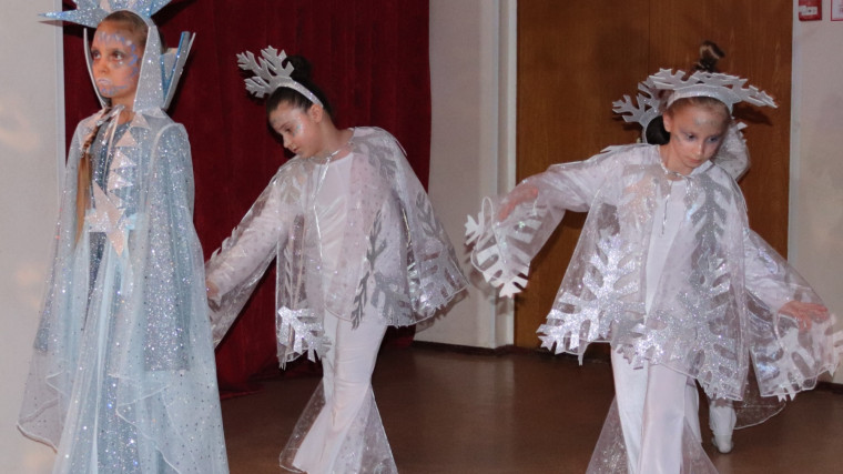 Спектакль-зарисовка "Снежная королева".